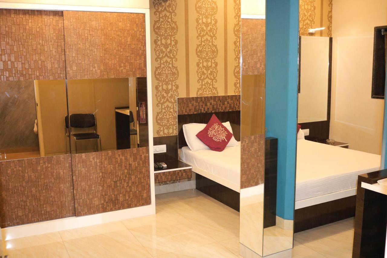 Hotel Modern Мумбаи Экстерьер фото